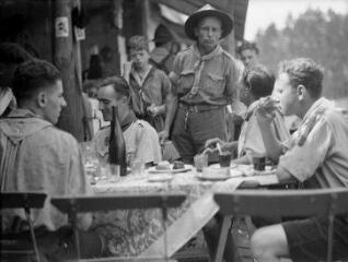Fichier:Walbach, camp de scouts, groupe 6. SK, repas. - 1936edecre.jpg
