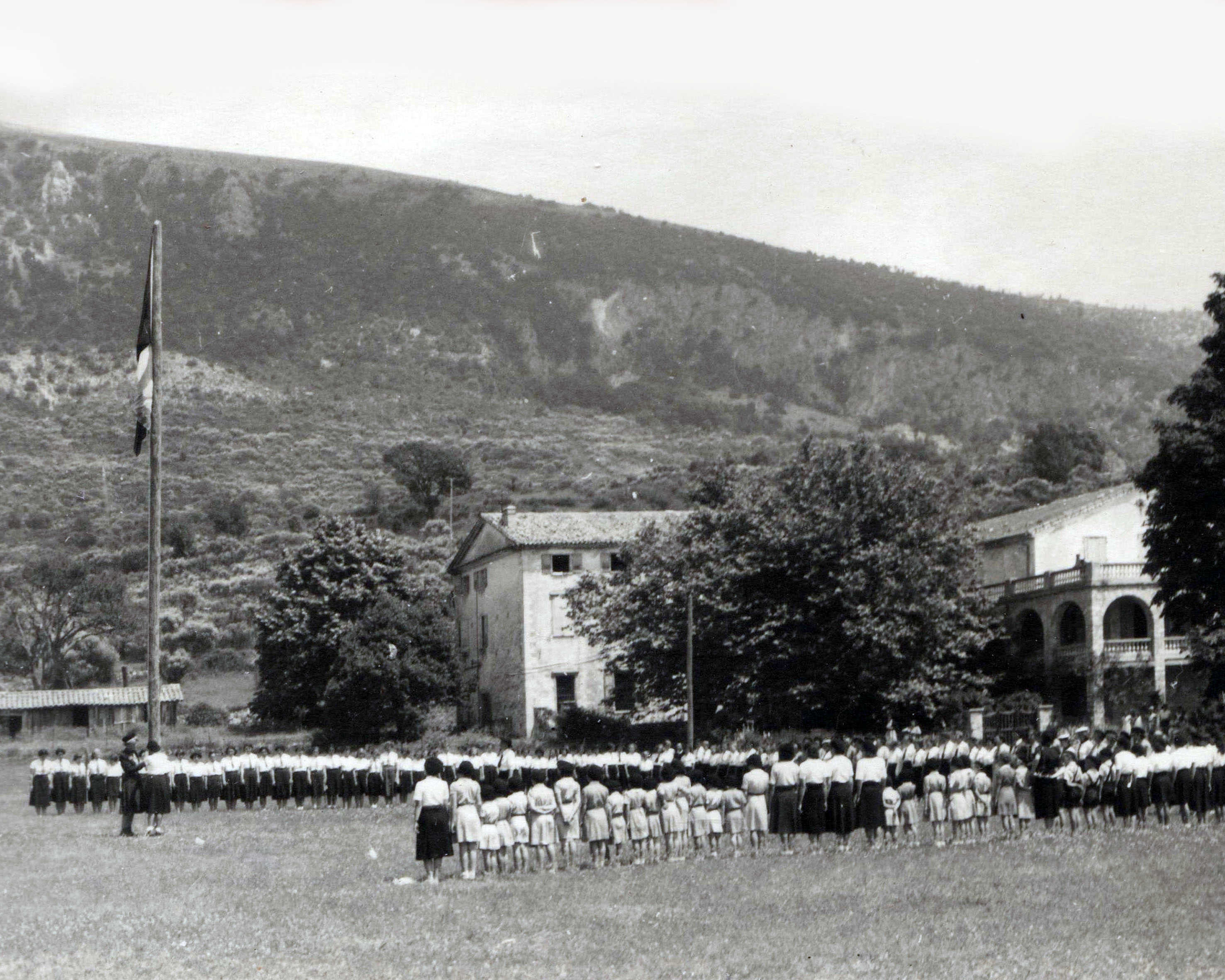 Camp d'éclaireuses aux Courmettes en 1951