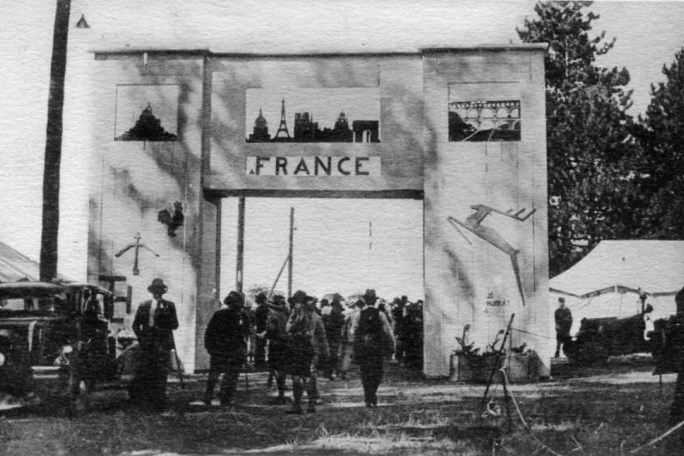 Fichier:1933 Jam de Godollo Hongrie entree du camp franais.jpg