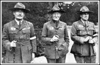 Baden-Powell avec, à sa gauche le lieutenant-colonel Granville Walton et à sa droite, le brigadier général Godfrey-Fausett (pinetreeweb.com)