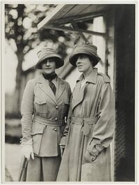 Anne Morgan (à gauche) et Anne Murray Dike en 1917 à Blérancourt (Aisne).